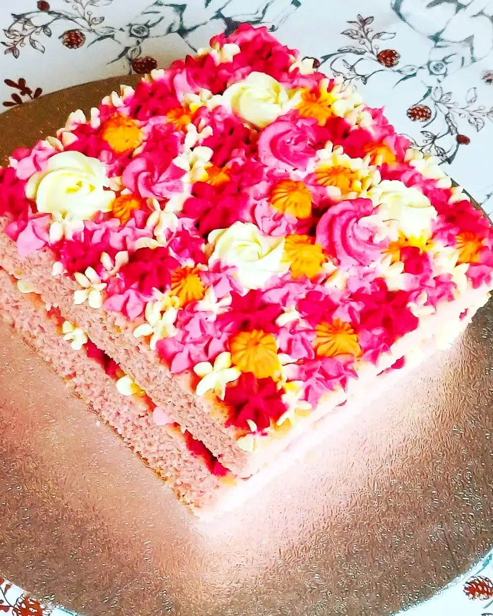 Naked cake with flowers · Vanilla