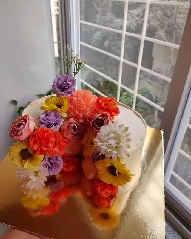 Fresh flowers · Biscoff and blueberry