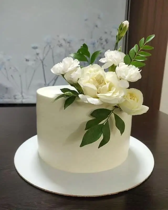 Fresh white roses